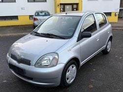 Grau Gebraucht 2001 Toyota Yaris Limousine | 3.999 € (Etwas zu teuer)