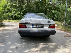 Weiß Gebraucht 1987 Mercedes E260 Limousine | 6.500 €