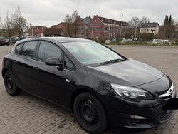Schwarz Gebraucht 2015 Opel Astra Selection Limousine | 8.650 € (Etwas zu teuer)
