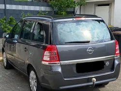 Grau Gebraucht 2012 Opel Zafira Family Van / Kleinbus | 6.950 € (Fairer Preis)