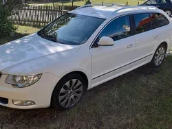 Weiß Gebraucht 2012 Skoda Superb Family Kombi | 5.350 € (Guter Preis)