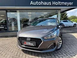 Grau Gebraucht 2018 Hyundai i30 Passion Kombi | 13.450 € (Fairer Preis)