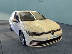 Weiß Gebraucht 2022 VW Golf VIII Life Limousine | 20.225 € (Fairer Preis)