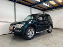Grün Gebraucht 2015 Mitsubishi Pajero Top SUV | 27.900 € (Superpreis)