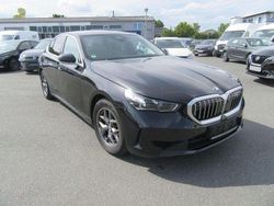 Schwarz (metallic) Gebraucht 2024 BMW 520 Comfort Edition Limousine | 42.949 € (Guter Preis)