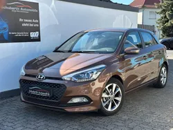 Braun Gebraucht 2015 Hyundai i20 Intro Edition Limousine | 9.980 € (Fairer Preis)