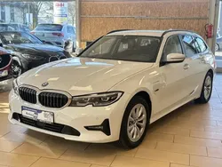 Weiß Gebraucht 2021 BMW 320 Advantage Kombi | 26.300 € (Guter Preis)