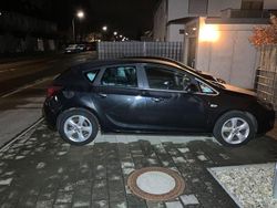 Schwarz Gebraucht 2012 Opel Astra Edition Kombi | 4.500 € (Etwas zu teuer)