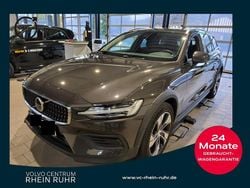 Grau platinum grey / metallic Gebraucht 2023 Volvo V60 CC Plus Kombi | 37.990 € (Guter Preis)