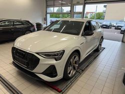 Gletscherweiß metallic Gebraucht 2022 Audi e-tron Black Edition SUV | 35.410 € (Guter Preis)