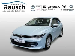 Crystal ice blue metallic (blau) Gebraucht 2024 VW Golf VIII Sound Limousine | 28.350 € (Fairer Preis)