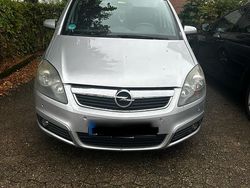 Grün Gebraucht 2007 Opel Zafira Van / Kleinbus | 3.100 € (Teuer)