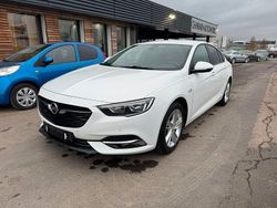 Weiß Gebraucht 2017 Opel Insignia Edition Limousine | 9.999 € (Fairer Preis)