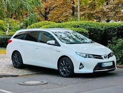 Weiß Gebraucht 2013 Toyota Auris Hybrid Executive Limousine | 11.750 € (Teuer)