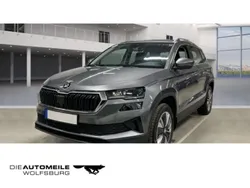Graphitegrau metallic (metallic) Gebraucht 2024 Skoda Karoq Style SUV | 31.690 € (Guter Preis)