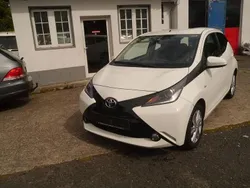 Weiß Gebraucht 2016 Toyota Aygo X-play Kleinwagen | 7.990 € (Fairer Preis)