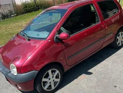 Rot Gebraucht 2001 Renault Twingo Kleinwagen | 750 €