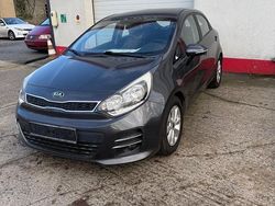 Grau Gebraucht 2016 Kia Rio Kleinwagen | 9.900 € (Etwas zu teuer)
