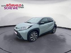 Urban khaki, dach mysticschwarz mica Gebraucht 2024 Toyota Aygo Pulse Kleinwagen | 18.990 €