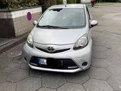 Grau Gebraucht 2013 Toyota Aygo Cool Kleinwagen | 6.250 € (Fairer Preis)