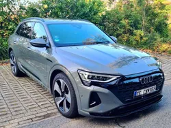 Grau Gebraucht 2023 Audi Q8 e-tron Comfort SUV | 59.000 € (Etwas zu teuer)