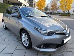 Grau Gebraucht 2017 Toyota Auris Hybrid Edition-S Limousine | 14.300 €