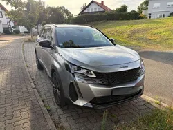 Grau Gebraucht 2021 Peugeot 5008 GT Van / Kleinbus | 29.999 € (Teuer)