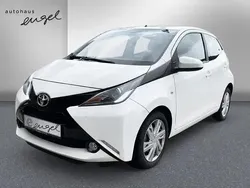 Weiß Gebraucht 2017 Toyota Aygo X-play Kleinwagen | 10.989 € (Fairer Preis)
