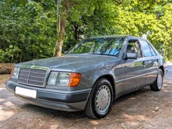Grau Gebraucht 1990 Mercedes E300 Limousine | 11.124 €