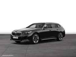 Black sapphire metallic Gebraucht 2024 BMW 530e Comfort Edition Kombi | 76.454 €