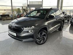 Graphitegrau metallic Neu 2025 Skoda Karoq SportLine SUV | 44.890 € (Teuer)