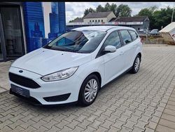 Weiß Gebraucht 2015 Ford Focus Trend Limousine | 7.299 € (Fairer Preis)