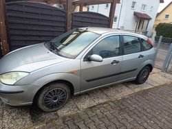 Grau Gebraucht 2004 Ford Focus Ghia Limousine | 600 € (Superpreis)