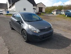 Grau Gebraucht 2014 Kia Rio 4 Limousine | 5.699 € (Fairer Preis)