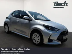 Shimmering silver metallic Gebraucht 2023 Toyota Yaris Basis Kleinwagen | 15.340 € (Fairer Preis)