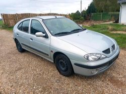 Silber Gebraucht 2002 Renault Mégane II Limousine | 2.000 €