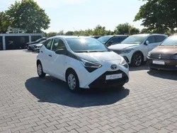 Weiß Gebraucht 2021 Toyota Aygo Business Edition Kleinwagen | 9.900 € (Fairer Preis)