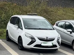 Weiß Gebraucht 2015 Opel Zafira Tourer Edition Van / Kleinbus | 6.000 € (Teuer)