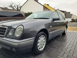 Grau Gebraucht 1998 Mercedes E240 Elegance Limousine | 2.400 € (Fairer Preis)