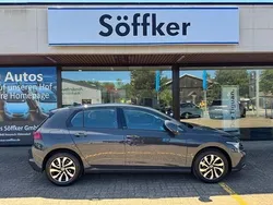 Grau Gebraucht 2021 VW Golf VIII Active Limousine | 18.950 € (Etwas zu teuer)