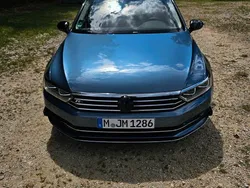 Blau Gebraucht 2016 VW Passat Highline Kombi | 20.900 € (Teuer)