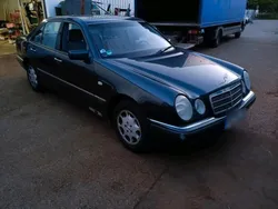 Schwarz Gebraucht 1998 Mercedes E240 Limousine | 1.700 € (Guter Preis)