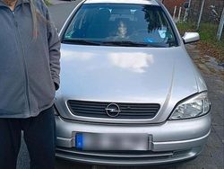 Silber Gebraucht 2002 Opel Astra Limousine | 890 €