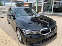 Schwarz Gebraucht 2021 BMW 318 Advantage Kombi | 17.990 €