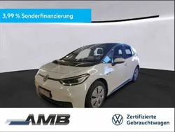Gletscherweiß metallic/schwarz Gebraucht 2022 VW ID.3 Pro Performance Kleinwagen | 25.660 € (Fairer Preis)