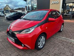 Rot Gebraucht 2017 Toyota Aygo X-play Kleinwagen | 8.980 € (Fairer Preis)