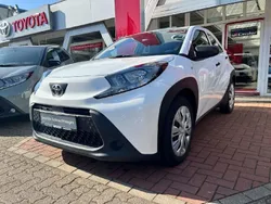 Schneeweiß Gebraucht 2023 Toyota Aygo Basis Kleinwagen | 12.950 € (Superpreis)