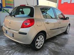 Gold Gebraucht 2007 Renault Clio II Kleinwagen | 2.900 €