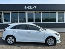 Weiß Neu 2025 Kia Ceed Limousine | 22.990 € (Fairer Preis)