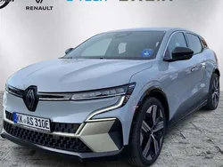 Grau Gebraucht 2024 Renault Mégane Iconic Limousine | 45.900 €